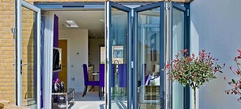 Commercial Door Glass Repair in Town 'n' Country, FL